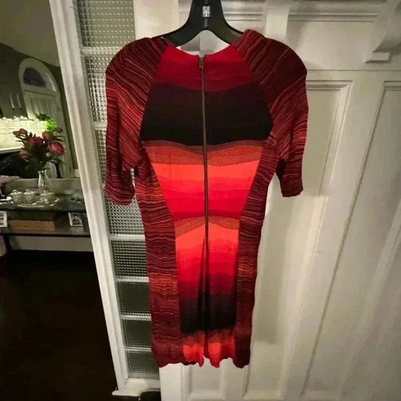 Desigual black & red form fitted dress. Zip up back logo at waistline size m - Picture 4 of 10